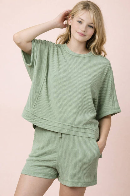 Conjunto de top y shorts cómodos de punto acanalado