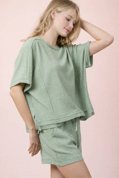 Conjunto de top y shorts cómodos de punto acanalado