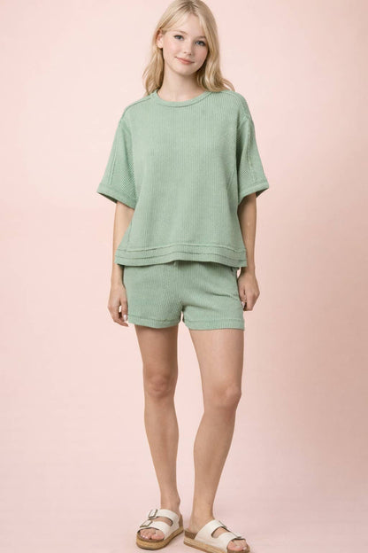 Conjunto de top y shorts cómodos de punto acanalado