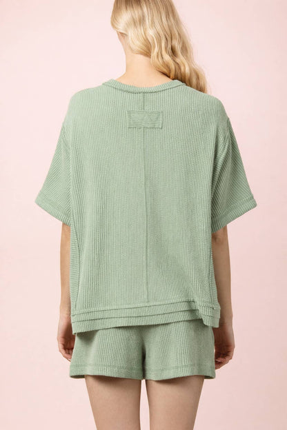 Conjunto de top y shorts cómodos de punto acanalado